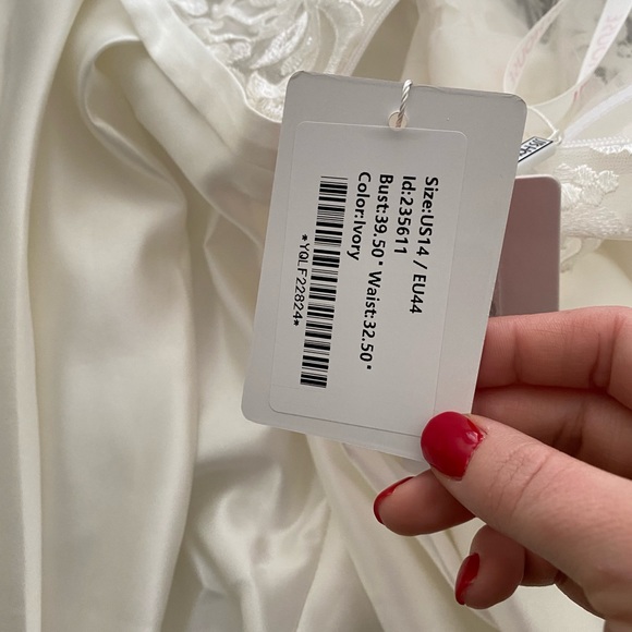 Wedding Dress - Picture 4 of 4